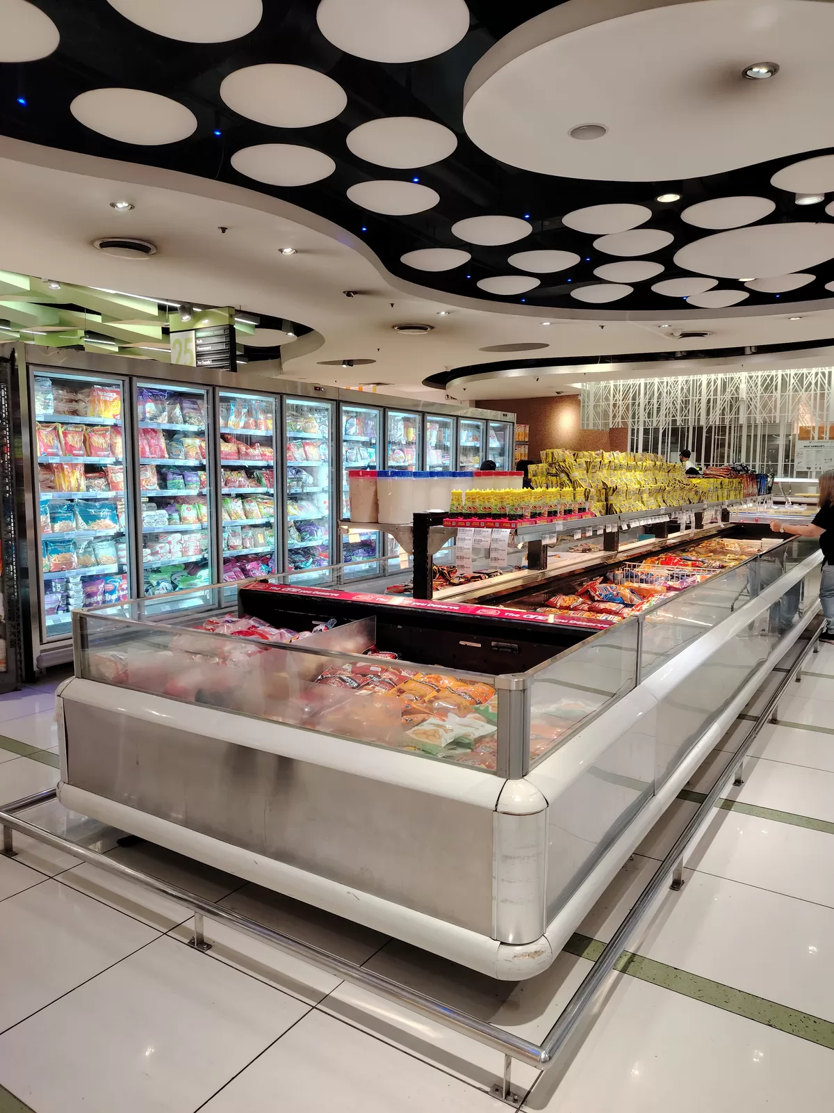 Supermarket showcase refrigeration